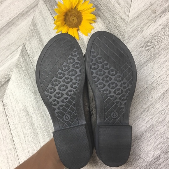 Baretraps | Sedina Gray Cut Out Flat Sandals - Picture 4 of 7